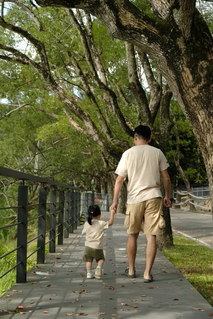 散步時喜歡牽著爸爸媽媽的皮梅