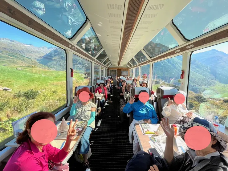 舒適的景觀車廂，大片窗戶，反而很曬。