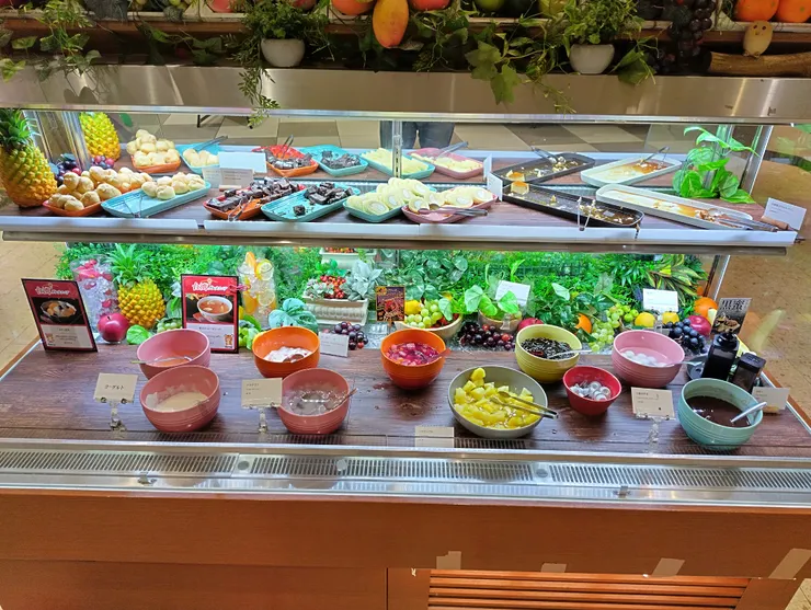 門口的蛋糕水果區