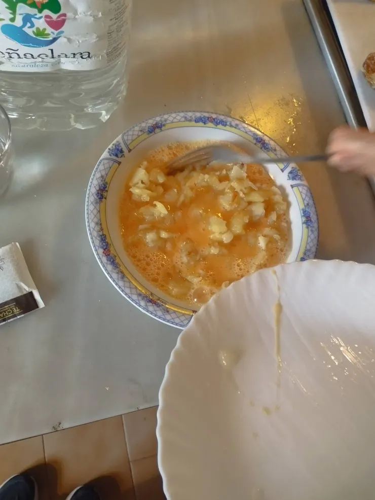 製作馬鈴薯烘蛋tortilla：將馬鈴薯倒入蛋液