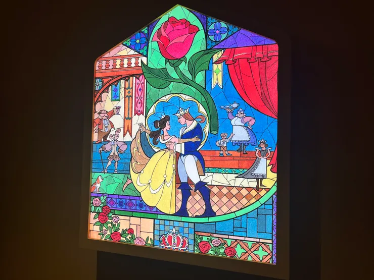 1991年《美女與野獸》，貝兒與野獸在城堡大廳共舞的畫面，是迪士尼首度以全數位科技製作的片段(圖為窗花)