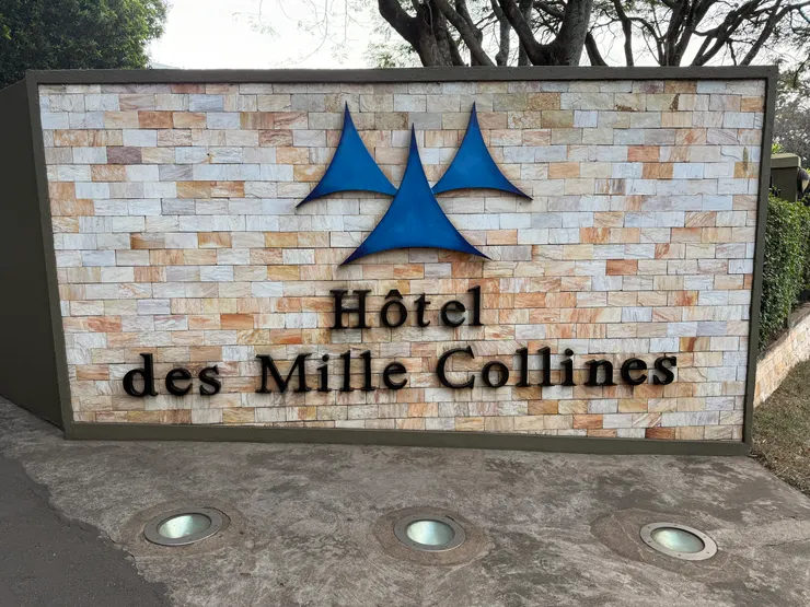 飯店在小丘上入口牌子