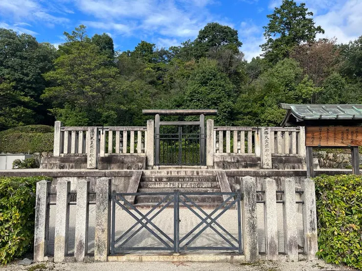 一条天皇圓融寺北陵在一座小山丘上，可以眺望整個京都就好像一条天皇在這裡默默守護著大家