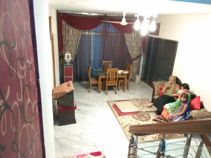 二樓除了有三個房間外 孟加拉人還會有個小客廳在此