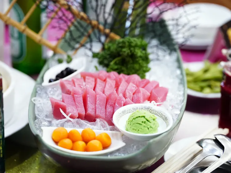 屏東在地直送鮪魚與豪氣龍蝦，色香味俱全。