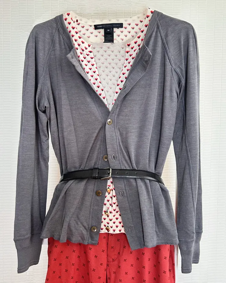 若要凹造型，在線衫外可以再疊上一件線衫。裡面的線衫尺寸上小一點，外面的線衫扣得比裡面的線衫低幾個扣子，裡外的層次帶來有趣的疊穿效果。不過還是要掌握整體的比例，視情況可以加上皮帶來暗示腰線（皮帶放在腰上一寸），就有大長腿啦！