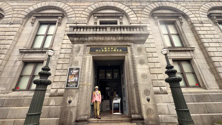 舊三井銀行小樽支行建築很歐化， 建築外觀採用文藝復興風格。