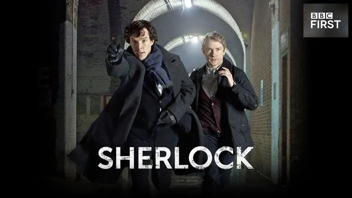 BBC《新世紀福爾摩斯(Sherlock)》海報。由班奈迪克.康柏派區飾演「福爾摩斯」,馬丁.摩里曼飾演「華生」。該系列的編劇都有「魔法特」所參與。