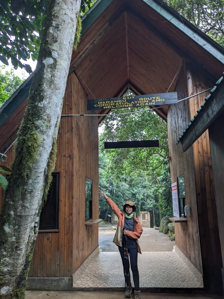 恩公說一定要在這裡照一張，恭喜我下山了！