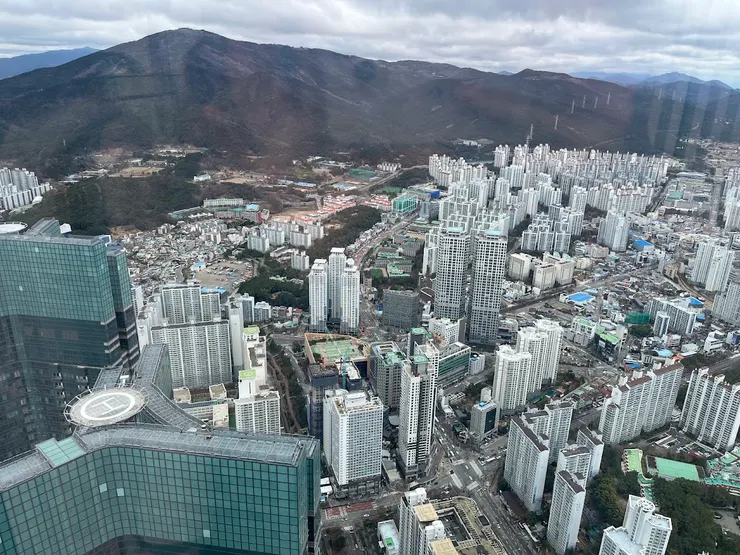 上來才發現隔壁大樓其實略矮