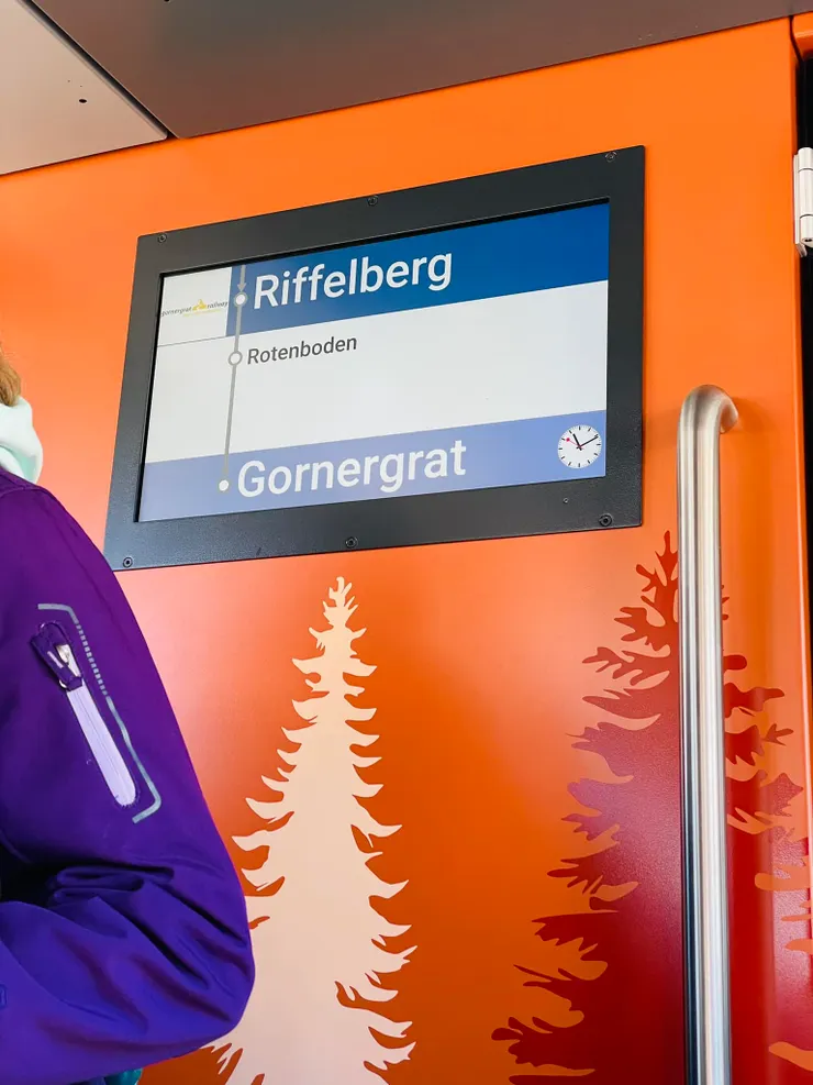 火車上的到站資訊螢幕