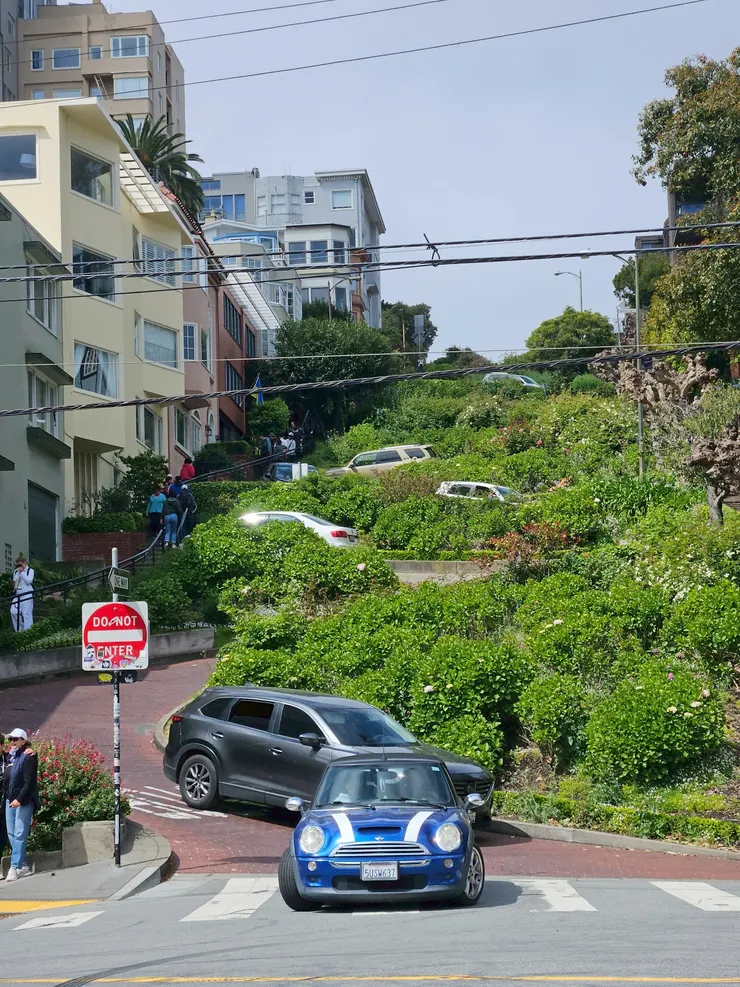 充滿觀光客的酷地方，行人可以於兩側階梯步行，好好奇車主們是什麼心情