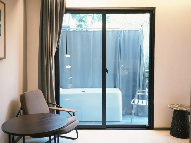 有一個小客廳可以吃東西休息