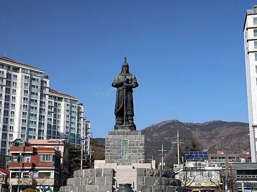 鎮海區李舜臣銅像