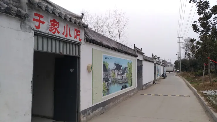 真正的美食不在商場,而是藏在老舊居民區裡。沒有招牌宣傳,只有熟客記憶與油煙味,推開鐵門的那一刻,才知道什麼叫人間煙火。