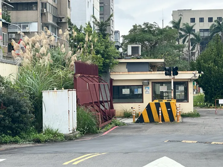 1980年代後的鐵閘門、車阻設計。（2021年。筆者友人提供）