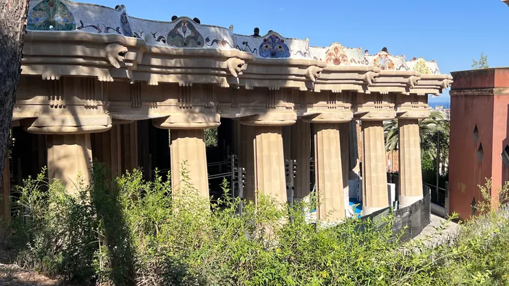 海蛇椅露台下方是百柱廳，在施工修繕中。