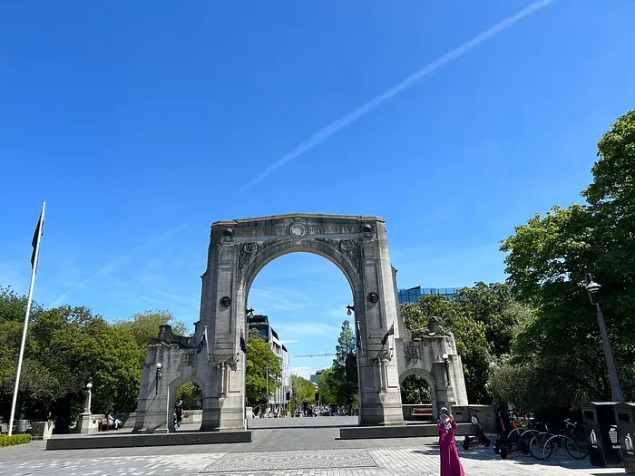 進入市區前的Bridge of Remembrance