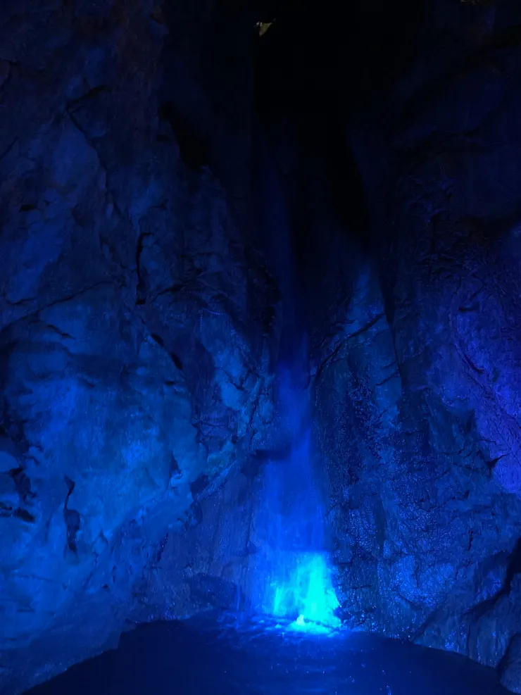 打個光就不同了，人要衣裝，石頭要打光。