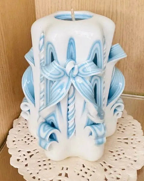 在我家客廳壁櫃展示的黃麗輝作品