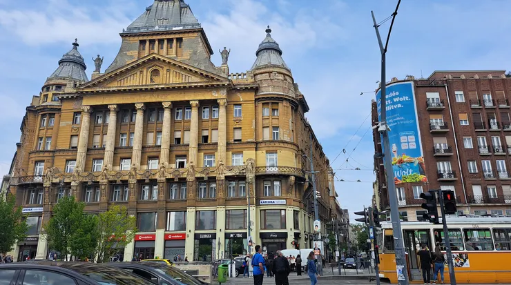 鬧區街景..很有年代感