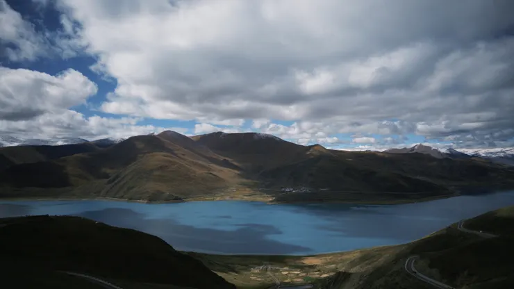 羊卓雍措（Yamdrok Lake），簡稱羊湖，藏語意為「上部牧場碧玉湖」，是西藏三大聖湖之一，海拔4,441公尺