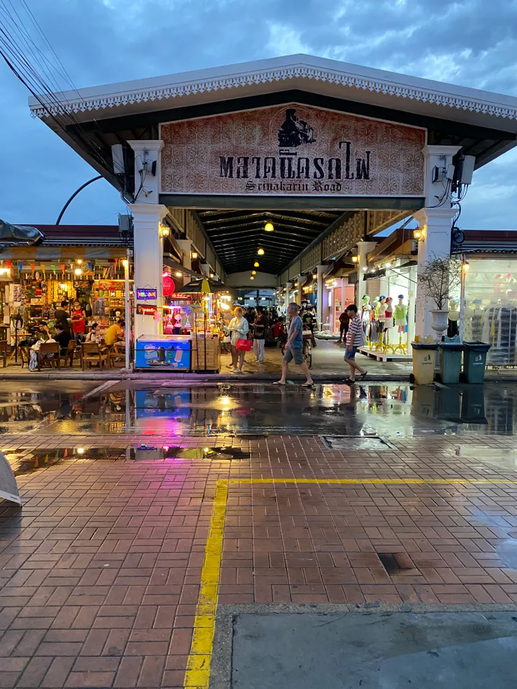 火車夜市因著突如其來的滂沱大雨，減低遊客興致，也讓店家意興闌珊。