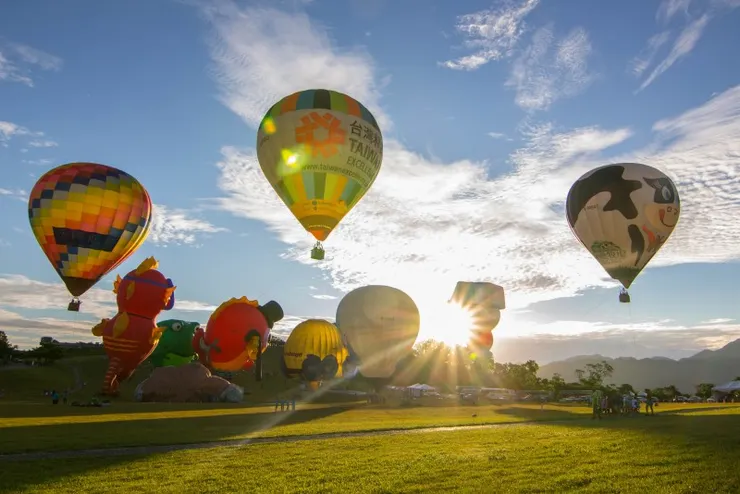 在鹿野高台的草原上看著熱氣球升空飛上天的感覺非常的療癒