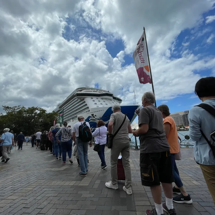 皇家公主號，雪梨港口排隊準備登船。