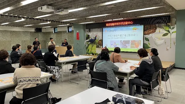 透過簡報,讓韓國參訪團了解坪林的長照服務。