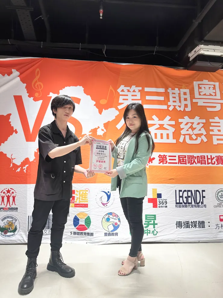 頒發評審嘉賓授權證書給胡家雯女士(右)