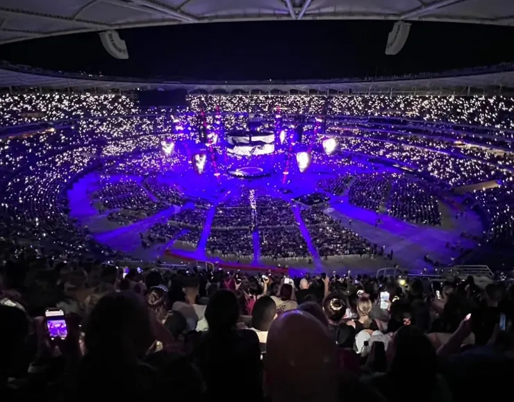 歌迷們自動拿出手機,變成手機星海