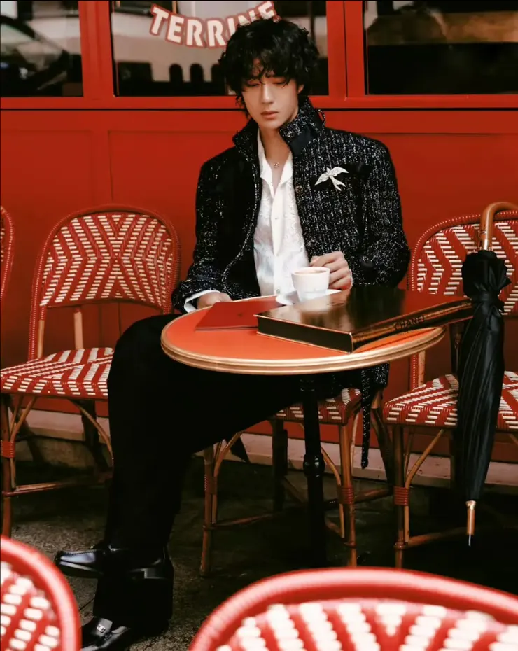 2025/07/08 香奈兒巴黎高定時尚週：巴黎，七月的天空是畫布上最濃一抹藍，陽光是亮麗的，氛圍是隨意的、自在的。橘紅的咖啡館底色，襯出斜紋軟呢黑的高貴典雅。掛在椅背上閤著的黑面傘 ，流淌著十九世紀巴黎紳士的時尚。白磁咖啡杯裡，飄著跨洋過海的咖啡香。你軟呢黑小外套底下的白襯衫，恰似你氣質上的一塵不染。  你是香家的小王子，是忠於自我的小獅子，是不取悅他人的王一博。