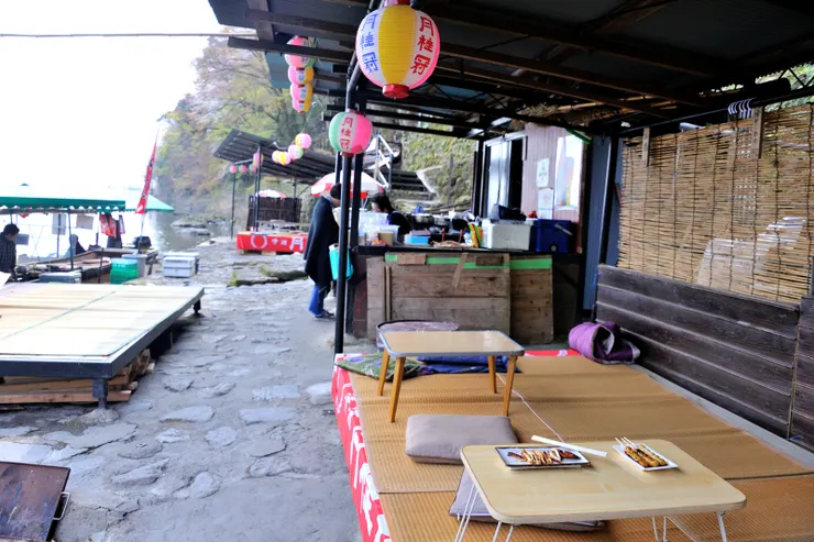 還在大堰川岸設有坐席的路邊攤吃了份烤魷魚和湯圓。老婆買單中！