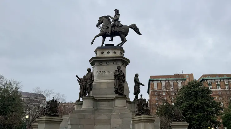 Virginia Washington Monument ｜中央為華盛頓的騎馬雕像，環繞著多位維吉尼亞英雄人物，是美國歷史最悠久的公共雕塑群之一。