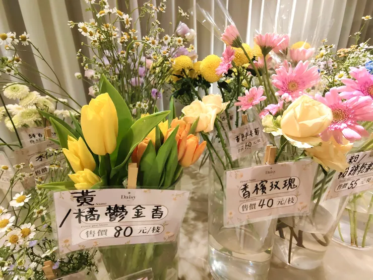 當天現場有黃色和橘色鬱金香真的太美!十分雅致.