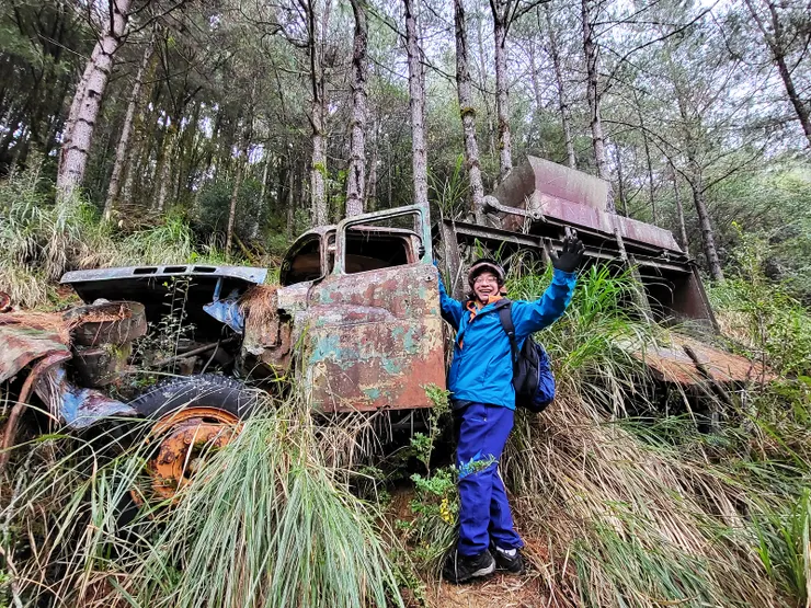 ▲10:50林道200線與240線叉路口，左邊為主線，可通往知馬漢山，路旁有一有輛廢棄卡車，拍完照後取右續行240線。