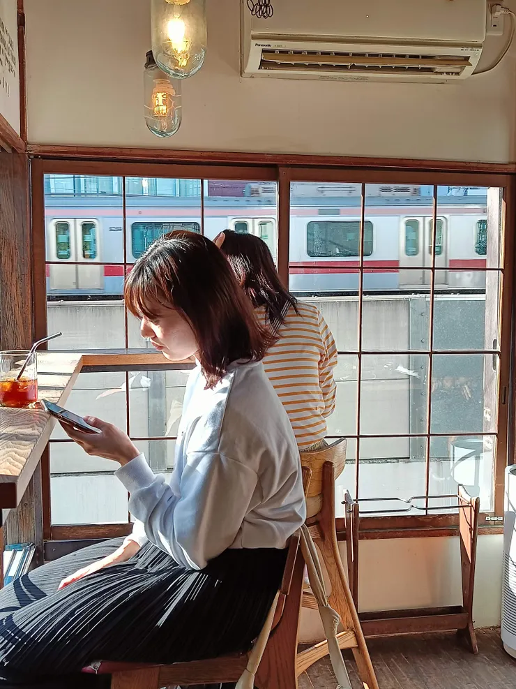 前面兩位美女行行好，可以先讓叔叔拍個照嗎？