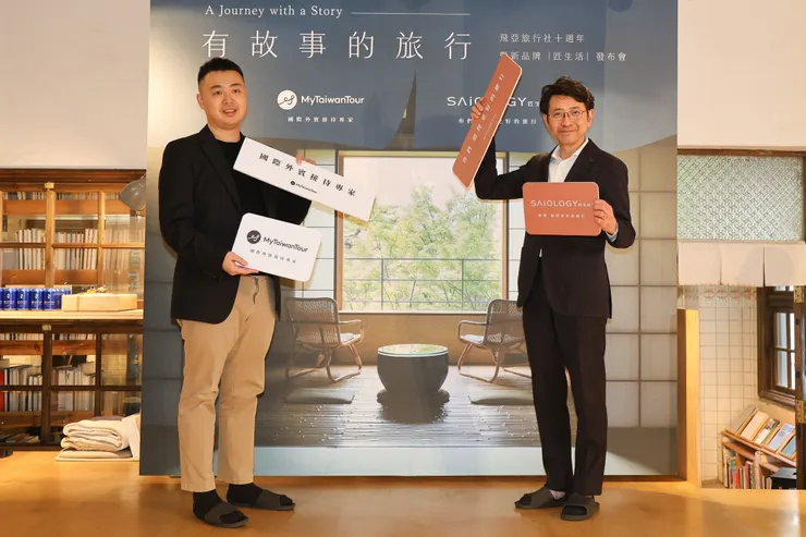 圖說：飛亞旅行社創辦人暨執行長吳懷紳與九州觀光機構海外事業部部長川村和彦，共同為九州深度旅遊出席【匠生活】發布會。（資料來源：飛亞旅行社/匠生活）