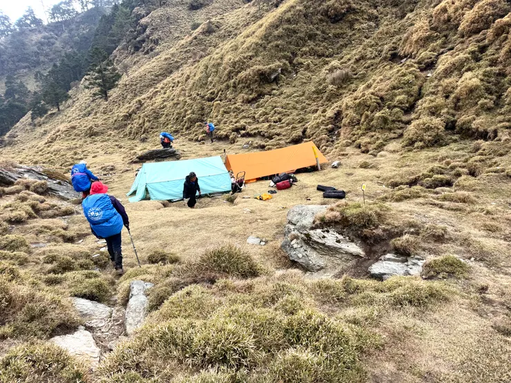 營地到了，協作已經搭好了炊事帳。