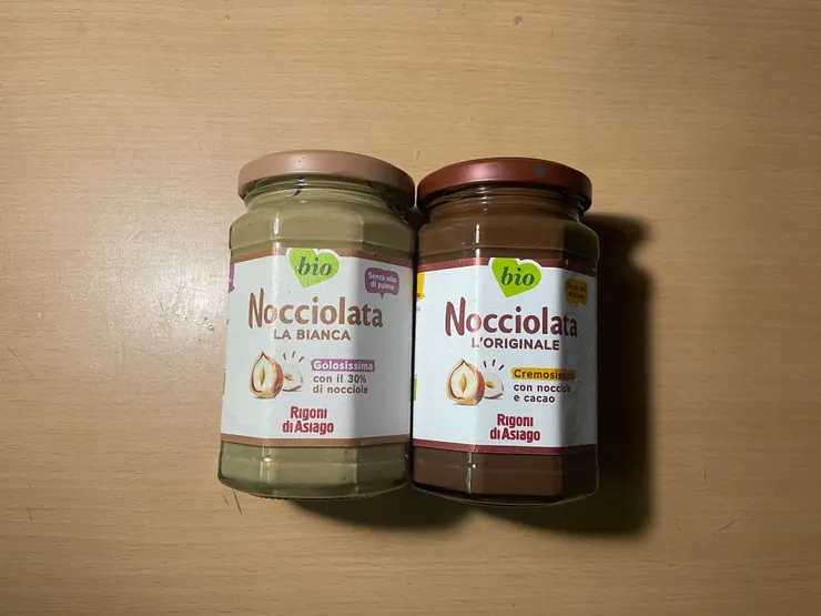 左邊是榛果醬，右邊是榛果巧克力醬。甜度都偏高，但榛果味濃。推薦買台灣較難買到的純榛果醬。