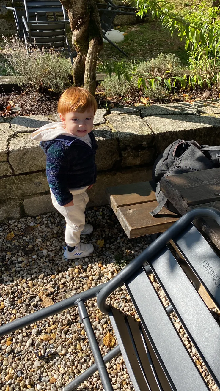 超可愛小朋友(他還學我腳痛不良於行的模樣😂)