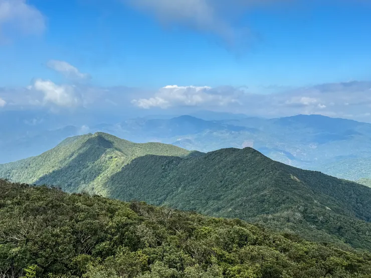 另一邊的山倒是天氣很好