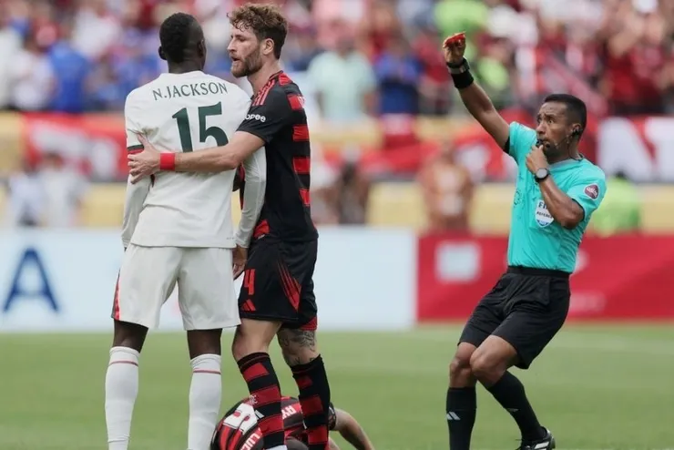 積遜蓄意腳踏對方球員領紅牌被逐離埸