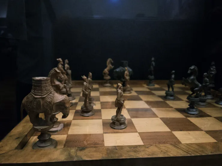 西洋棋套裝，包含日耳曼、羅馬士兵棋子和雙陸棋（backgammon）棋盤