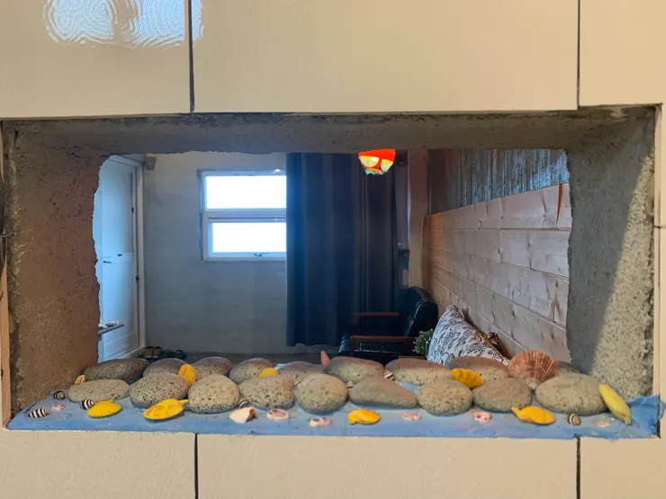 坐在廁所剛好可以直接看到窗外美景,可惜曝光太強,只好拉上半邊窗簾