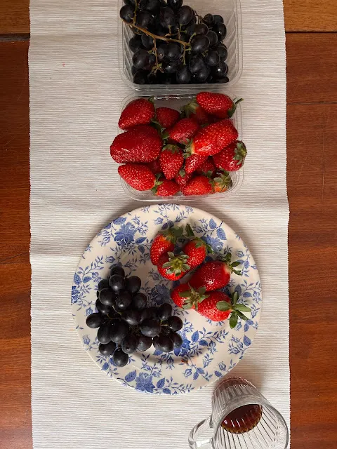 草莓一大盒₪19這應該有1kg,很甜很好吃,而且爛掉的不多