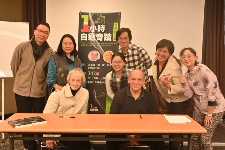 作者與心靈工坊同事合影