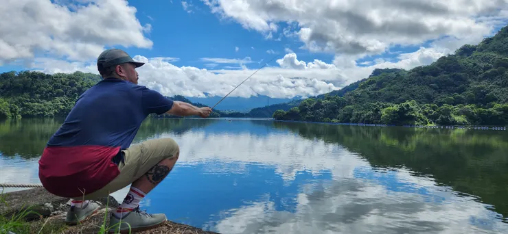 試一下竿子的手感。沒綁約，偽擺拍圖。心中有大便的人，就會看到大便而不是湖光山色。