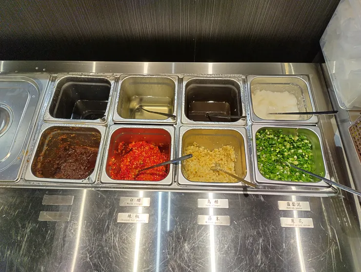 醬料區:醬油、白醋、烏醋、蘿蔔泥、沙茶醬、辣椒、蒜末、蔥花